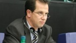 Sógor Csaba nevében gyalázzák Winkler Gyulát