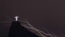 Lecsapta a villám a riói Krisztus hüvelykujját