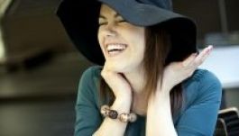 Csobot Adél merészen rövid hajra váltott