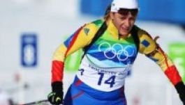 Tófalvi Éva sílövő viszi a román zászlót a nyitógálán