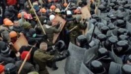 Kijevben nem csitulnak a harcok a rohamrendőrök és a tüntetők között