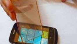 Küszöbön a fénnyel töltődő mobiltelefon