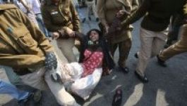 Csoportos nemi erőszakkal büntettek meg egy indiai nőt