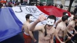 A francia államfő lemondását vasrudakkal is követelték