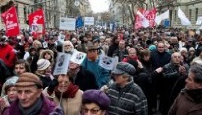 A népszavazásért tüntettek az ellenzéki összefogás pártjai