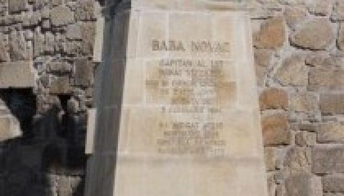 Ismét megrongálták a Baba Novac-szobor magyarokat sértő feliratát