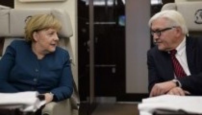 Saját külügyminisztere fosztotta meg trónjától Angela Merkelt