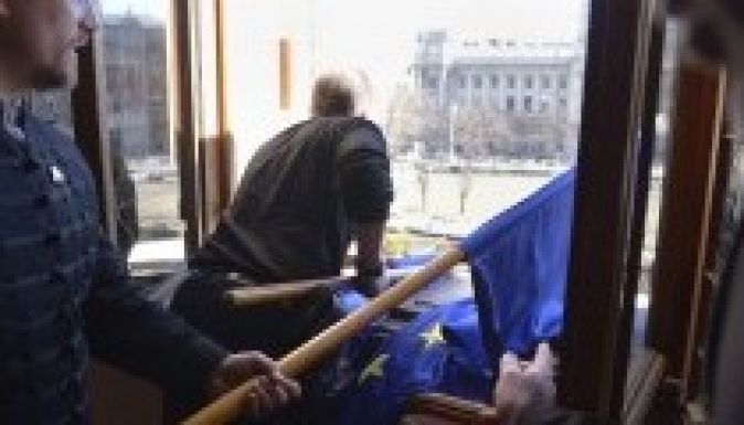 Uniós zászlókat dobtak ki az Országház ablakán a jobbikosok