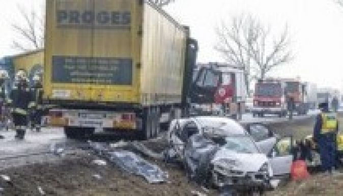 Román kamionosok ütköztek autóval Magyarországon: két halott