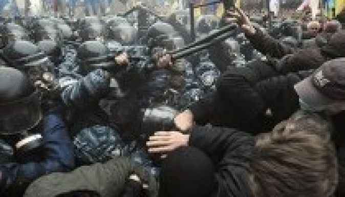 Újabb összecsapások Ukrajnában tüntetők és rohamrendőrök között