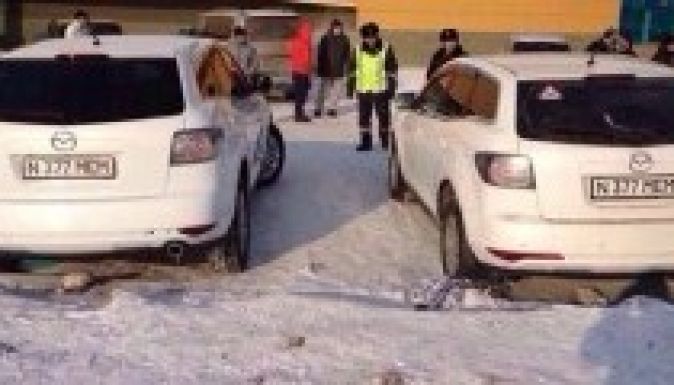 Két azonos rendszámú autó parkolt egymás mellé