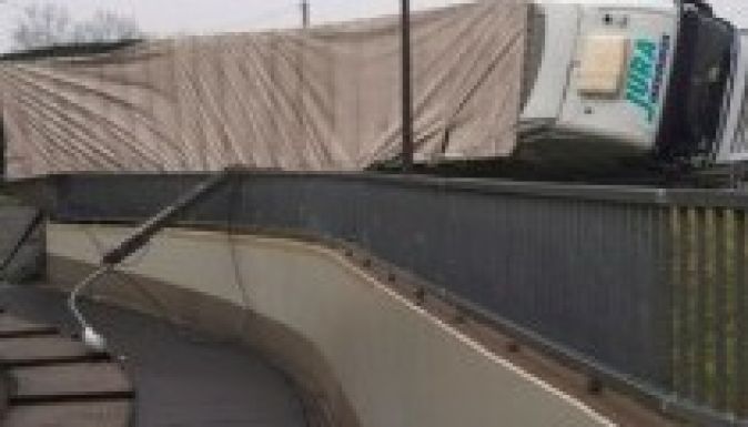 Felborult egy román kamion Magyarországon