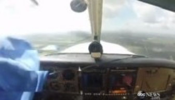 A pilóta arcába robbantotta a szélvédőt egy madár