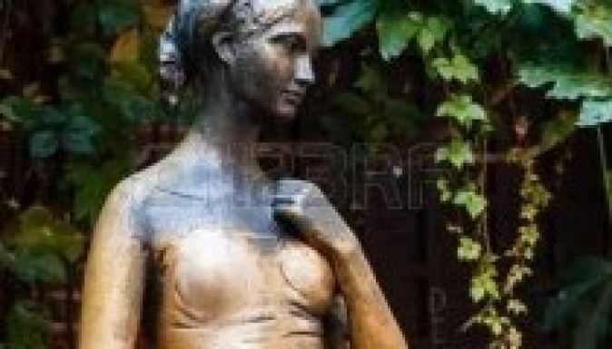 Fényesre tapogatták Júlia melleit, ezért elköltözik