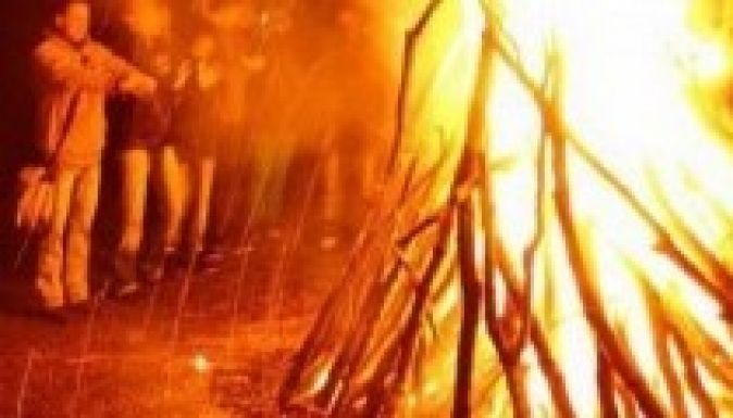 Égő máglyával űzik a telet Erdődön