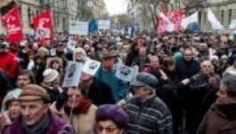 A népszavazásért tüntettek az ellenzéki összefogás pártjai