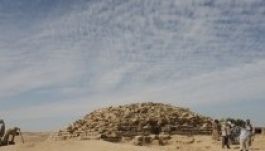 Négy és fél ezer éves lépcsős piramist találtak Egyiptomban