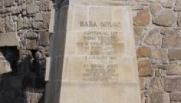 Ismét megrongálták a Baba Novac-szobor magyarokat sértő feliratát