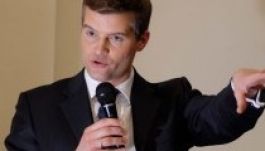 Illegális takarítónője miatt mondott le a brit bevándorlásügyi miniszter