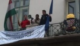 A Sándor-palota erkélyén tiltakoztak az Együtt-PM aktivistái Paks ellen