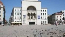 Előhoznák a királyi szobrokat a temesvári színházhomlokzat mögül