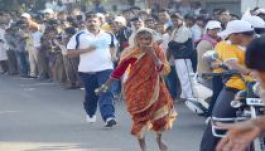 Népviseletben futotta le a maratont a férjéért versenyző idős nő