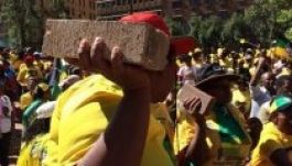 Összecsapás tört ki Dél-Afrikában, hanggránátot is bevetettek