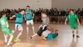 Kikaptak a politikusok a sajtótól a sportterem-avatón