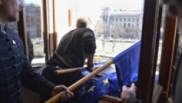 Uniós zászlókat dobtak ki az Országház ablakán a jobbikosok