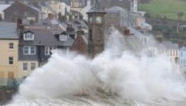 Viharok Nagy-Britanniában, hatalmas havazás Amerikában