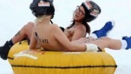 Megtartották a topless szánkózás világbajnokságát