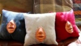 Bizarr módszer a csókolózás gyakorlására