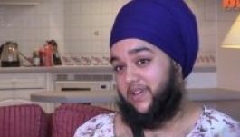 Vígan él sűrű szakállával egy 23 éves brit nő (VIDEÓ)