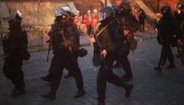 Az EU bővítési biztosát aggasztják a Kalasnyikovval felvonuló berkutosok