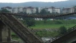 Két személygépkocsi akadt fenn egy Hunyad megyei híd leszakadásakor