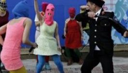 Megkorbácsolták a Pussy Riot tagjait Szocsiban (VIDEÓ)