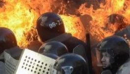 Tűz a kijevi laktanyán - a tüntetők maradnak, a politikusok mennek