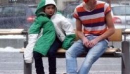 Te átadnád a kabátod a didergő kisfiúnak? (VIDEÓ)