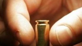 Biztonságos fegyvereit mutatta be - közben fejbelőtte magát