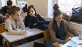 A középiskola a 9. osztállyal kezdődik, és 11 év kötelező