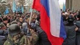 Tatárok és oroszok verekednek a krími parlament előtt