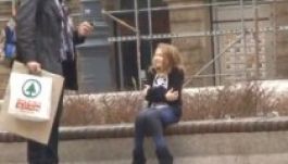 Így reagálnak a budapestiek egy didergő kislány láttán (VIDEÓ)