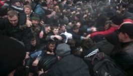 Tatár tüntetők hatoltak be a krími parlamentbe