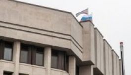 Orosz zászló leng a krími parlament épületén (GALÉRIA)