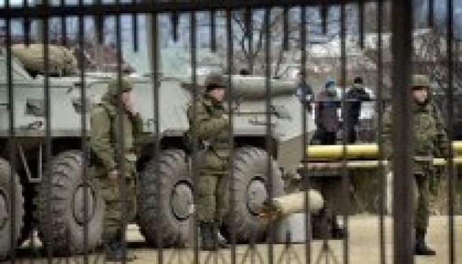 Orosz katonák elfoglaltak egy ukrán laktanyát