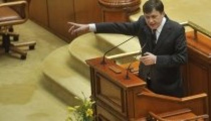 Crin Antonescu lemondott a szenátus elnöki tisztségéről