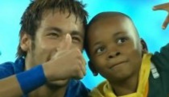 Neymar „mentette meg” a pályára rohanó kisfiút (VIDEÓ)