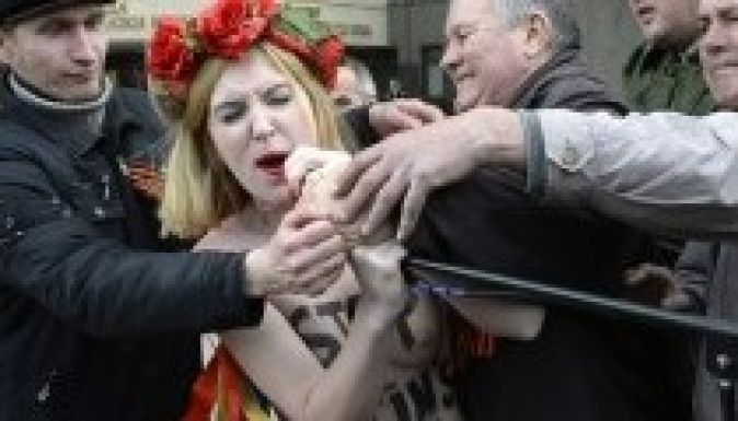 A krími oroszok maguk „intézték el” a Femen-aktivistákat