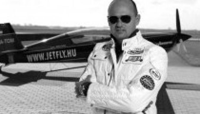 Halálos balesetet szenvedett a magyar műrepülő-világbajnok