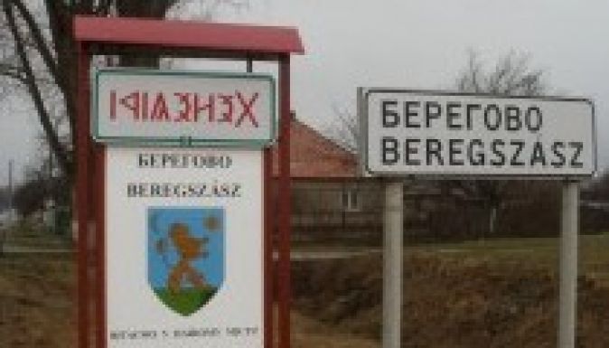 Nem Munkács, Ungvár, Beregszász hanem Mukacsevo, Uzshorod, Beregovo?